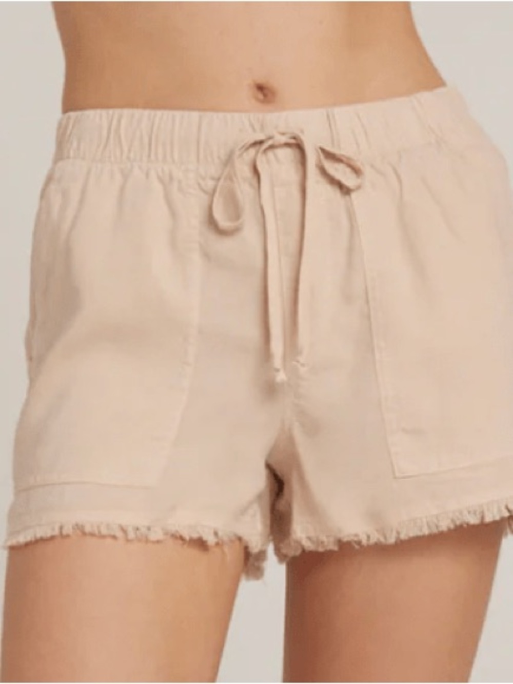 BELLA DAHL Frayed Hem Drawstring Shorts in Soft Khaki, Med